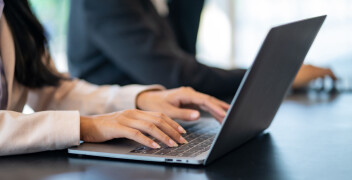 Internet symetryczny dla firm – kiedy naprawdę go potrzebujesz i jak wybrać najlepsze łącze?