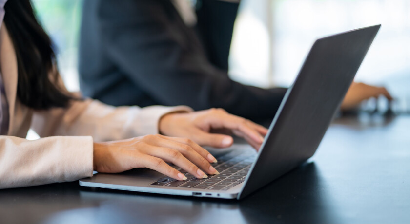 Internet symetryczny dla firm – kiedy naprawdę go potrzebujesz i jak wybrać najlepsze łącze?